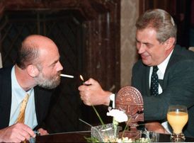 Miloš Zeman připaluje cigaretu Janu Rumlovi (1998).