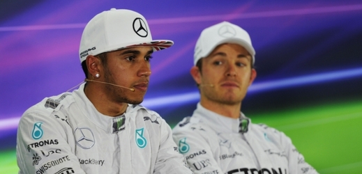 Lewis Hamilton (vpravo) a Nico Rosberg. 