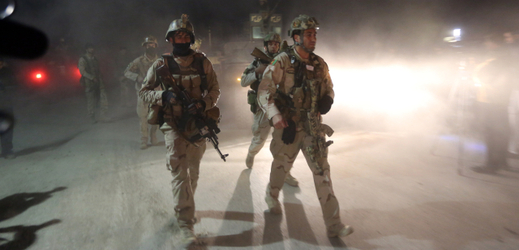 Nové dohody umožňují armádě USA a NATO ponechat příští rok v Afghánistánu celkem 12 tisíc vojáků, kteří budou pomáhat místním silám (na snímku).