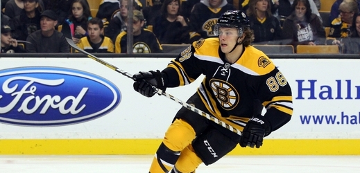 Osmnáctiletý český hokejový útočník David Pastrňák je blízko premiéry v NHL.