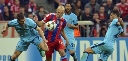 Hvězda Bayernu Mnichov Arjen Robben se prodírá obranou Manchesteru City.
