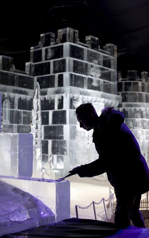Na ledové říši pracovalo až 50 umělců, převážně sochařů a řezbářů.
