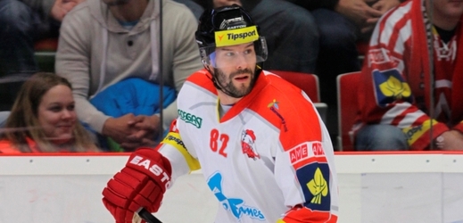 Hokejisté Olomouce se budou muset v nejbližších šesti zápasech obejít bez distancovaného útočníka Radka Dlouhého. 