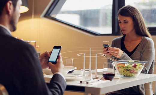 Jídelní stůl, který ruší internetový signál v mobilním telefonu.