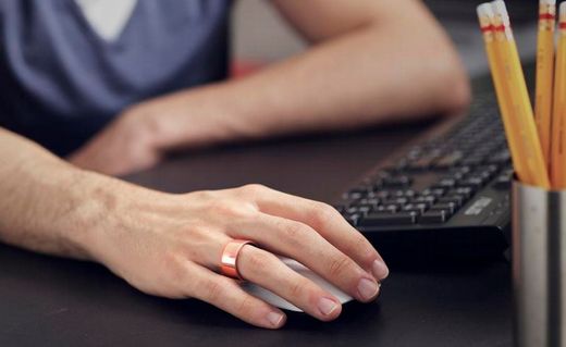 Počítačová myš s prstenem, který vám upozorní na to, že jste zadaní.