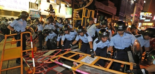 Policisté vyklidili hlavní místo protestů ve čtvrti Mong Kok.