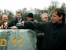 Bývalý ministr vnitra Stanislav Gross pokřtil v roce 2004 u Poděbrad základní kámen při zahájení stavby úseku hradecké dálnice D11.