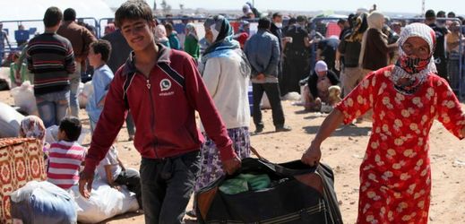 Syrští uprchlíci z Kobani na hraničním přechodu mezi Tureckem a Sýrií.