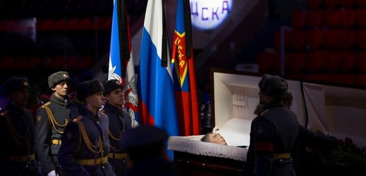 Zesnulý ruské trenér Viktor Tichonov v otevřené rakvi.