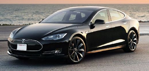 Tesla vyrábí elektromobil Model S a chystá se podnikat v Evropě.