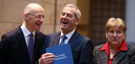 Návrh posílení autonomie Skotska vypracovala tzv. Smithova komise. Na snámku uprostřed se skotským vicepremiérem Johnem Swinneym (vlevo) a poslankyní Annabel Goldieovou.