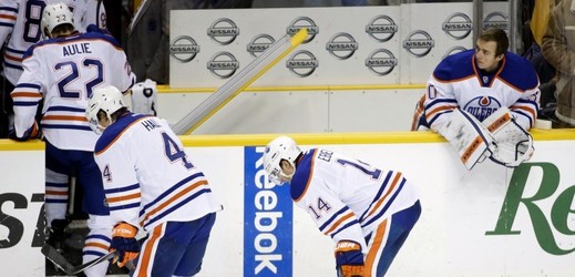 Hokejisté Edmontonu prohráli v jediném čtvrtečním utkání NHL na ledě Nashvillu 0:1 v prodloužení a připsali si osmou porážku v řadě. 
