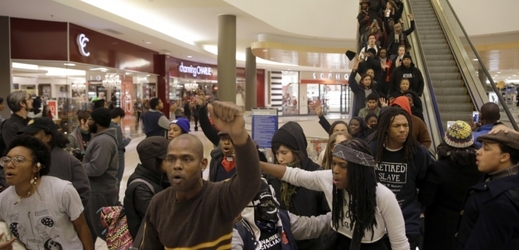 Protestující v obchodním centru Chesterfield Mall a americkém státě Missouri.