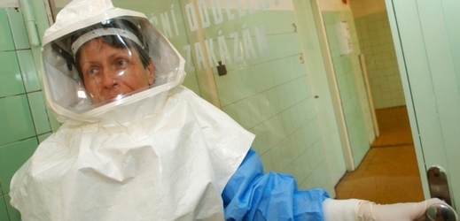 Vrchní sestra Květuše Novotná z infekční kliniky pražské nemocnice na Bulovce v ochranném oděvu, který se používá při podezření na vysoce nebezpečné nákazy jako je například virus ebola. 