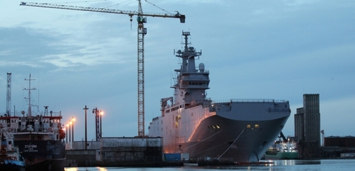 Loď třídy Mistral v přístavu Saint-Nazaire.