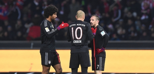 Hráči Bayernu se radují z Robbenova gólu.