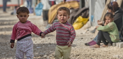 Kurdi v uprchlickém táboře na syrsko-turecké hranici.