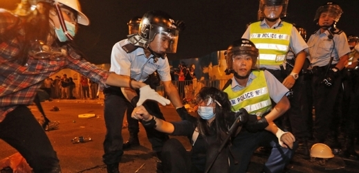 V Hongkongu po nových protestech panuje napjatá situace a chaos.