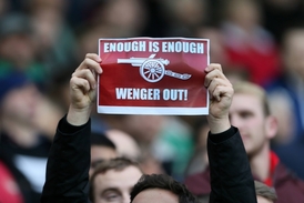 Wenger ven! Jasný vzkaz fanouška Arsenalu.