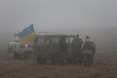 Ukrajinští vojáci na hranici bezpečně zóny mluví s proruskými separatisty.