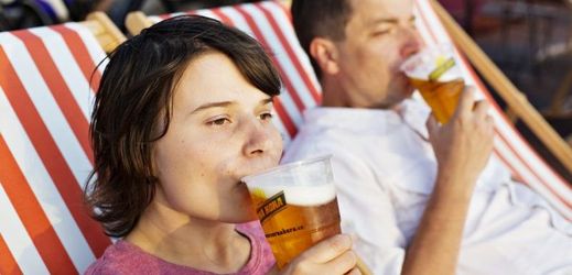 Pivo si objedná 9 z 10 mužů, ženy si nápoje pečlivě vybírají (ilustrační foto).