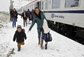 Cestující z vlaku EX 144 Landek z Košic do Prahy, který od večera zůstal stát na nádraží v Drahotuších na Přerovsku kvůli ledu na trolejích, 2. prosince dopoledne stále ještě čekali na odjezd. Ve vlaku byli již patnáct hodin. Někteří z nich vystoupili a využili pomoci příbuzných.
