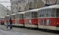 V Praze se nepodařilo obnovit provoz tramvají, které zastavily namrzlé troleje. Na snímku je řada odstavených tramvají v Zenklově ulici.