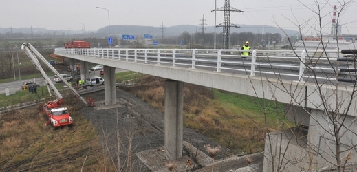 Zátěžové testy na poškozeném mostu v Ostravě - Přívoze.