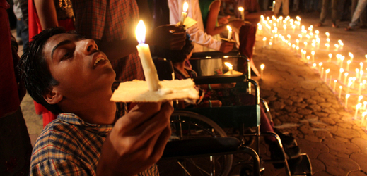 Připomínka obětí tragédie. V Bhópálu se od katastrofy rodí velký počet postižených dětí.