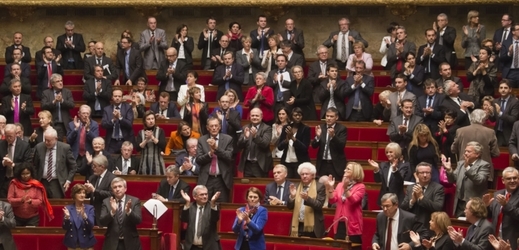 Francouzští poslanci tleskají po schválení rezoluce vyzývající vládu k uznání státu Palestina.