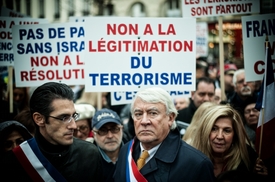 Před francouzským Národním shromážděním proběhly 2. prosince protesty proti uznání státu Palestina.