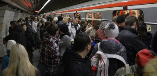 Na snímku z úterního rána je přeplněné nástupiště metra ve stanici Muzeum.