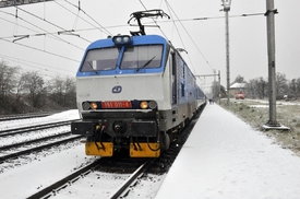 Kalamitou zastavený vlak v Drahotuších na Přerovsku.