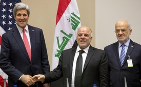 Americký ministr zahraničí John Kerry s iráckým premiérem Hajdarem Abádím.