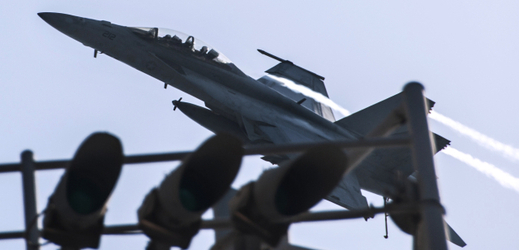 Americký letoun F/A-18F Super Hornet vracející se z mise.