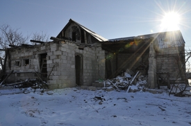 Ze vsi Talakivka, ležící u předního okraje ukrajinské obranné linie azovského přístavu Mariupol, se většina lidí kvůli ostřelování z děl a raketometů proruských separatistů už odstěhovala. Na snímku je jeden z poškozených domů.