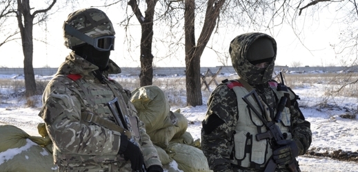 Ukrajinští vojáci čelí povstaleckému ostřelování.