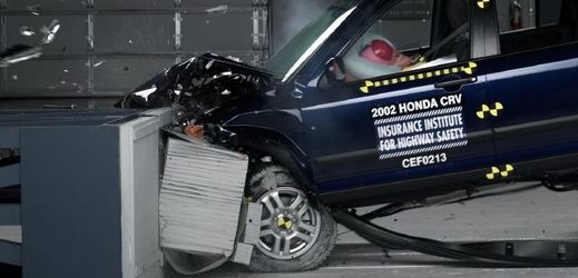 Honda CR-V, jeden z modelů, jehož se týká svolávací akce, při nárazové zkoušce. 