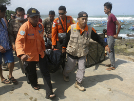Austrálie už k sobě uprchlíky nepouští. Na snímku záchranná akce po ztroskotání lodi s uprchlíky u indonéské Jávy.