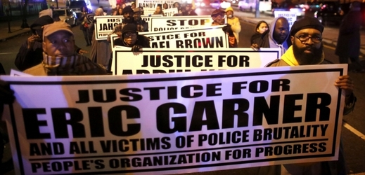 Ve Spojených státech pokračují masové protesty proti praktikám policie.