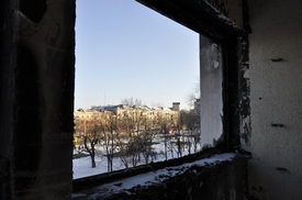 Pohled na Mariupol z okna vypálené radnice.