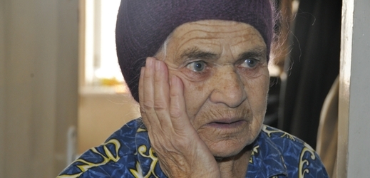 Sedmaosmdesátiletá stařenka Oxana z Doněcku, která žije v jedné místnosti v ubytovně pro uprchlíky v Mariupolu i se svým padesátiletým synem.