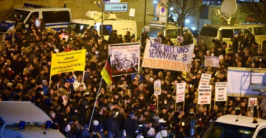Proti vzniku vlády pod vedením Levice demonstrovalo ve čtvrtek večer v Erfurtu na dva tisíce lidí.