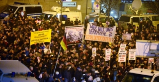 Proti vzniku vlády pod vedením Levice demonstrovalo ve čtvrtek večer v Erfurtu na dva tisíce lidí.