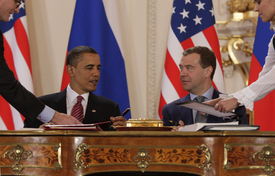 Barack Obama a Dmitrij Medveděv v Praze při podpisu nové dohody START.
