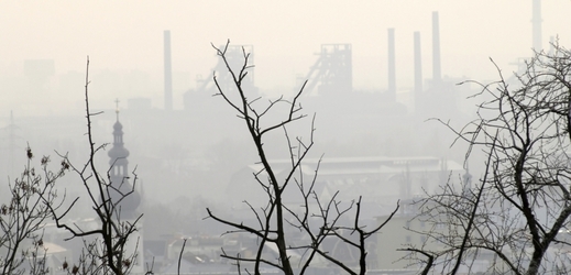 Ostrava zahalená ve smogu (na snímku z 5. prosince 2014).