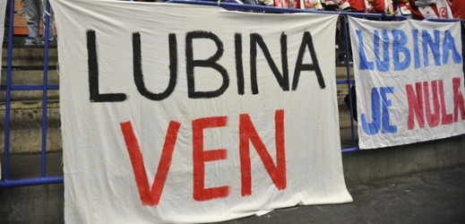 Fanoušci Slavie proti Lubinovi protestovali při každé příležitosti.