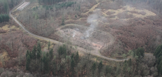 Lidé evakuovaní z obcí Haluzice a Lipová na Zlínsku, kteří museli ve středu opustit domovy kvůli výbuchu muničního skladu ve Vrběticích (na snímku), se 6. prosince domů asi nevrátí.