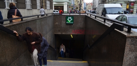 Východ ze stanice metra Staroměstská. Ilustrační foto.