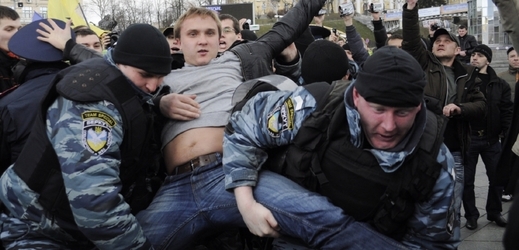 Policisté zasahující proti davu demonstrantů v Kyjevě v roce 2012.